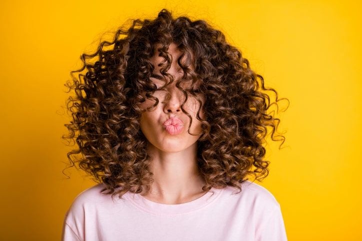 Kıvırcık Saçların Bakımı: İpuçları ve Püf Noktaları