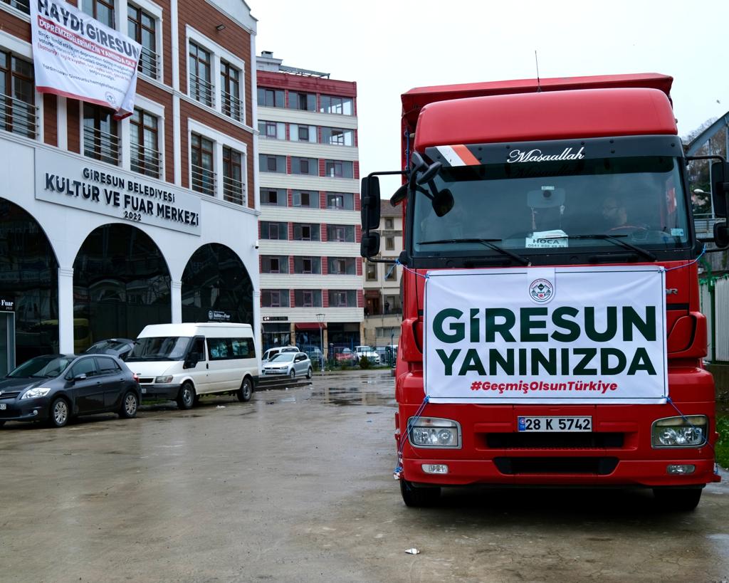 DEPREM BÖLGELERİNE GİRESUN’DAN 3 TIR DOLUSU YARDIM MALZEMESİ YOLA ÇIKTI