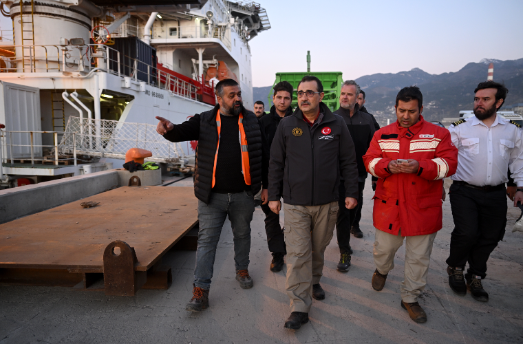 Türkiye’nin su altı inşaat gemisi “Mukavemet” depremzedeler için görevde