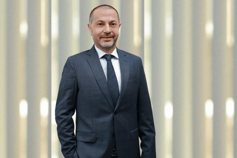 Kortlarda Suwen İmzası Var