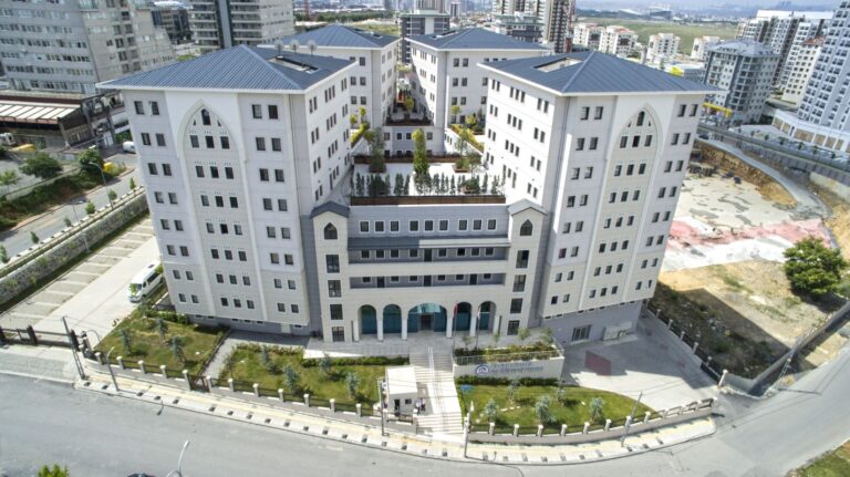 Üniversite Yurtları ile Akademik Burs Programlarının Birlikte Sağladığı Destek